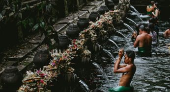 Melukat: Ritual Suci Pembersihan Diri dalam Tradisi Hindu Bali