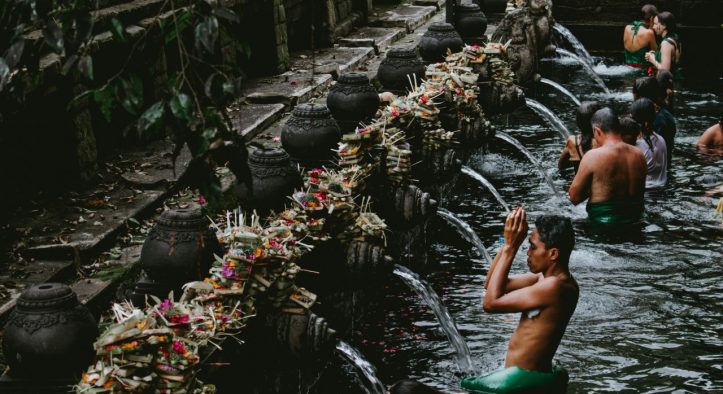 Melukat: Ritual Suci Pembersihan Diri dalam Tradisi Hindu Bali
