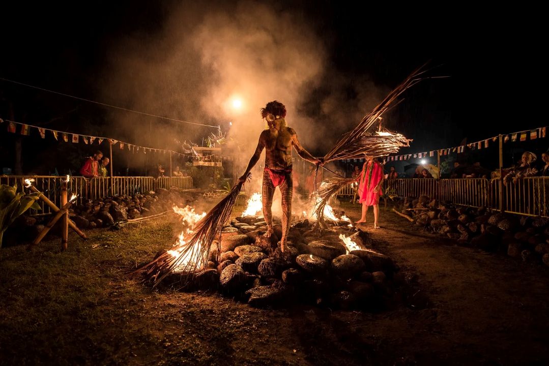 tradisi firewalking