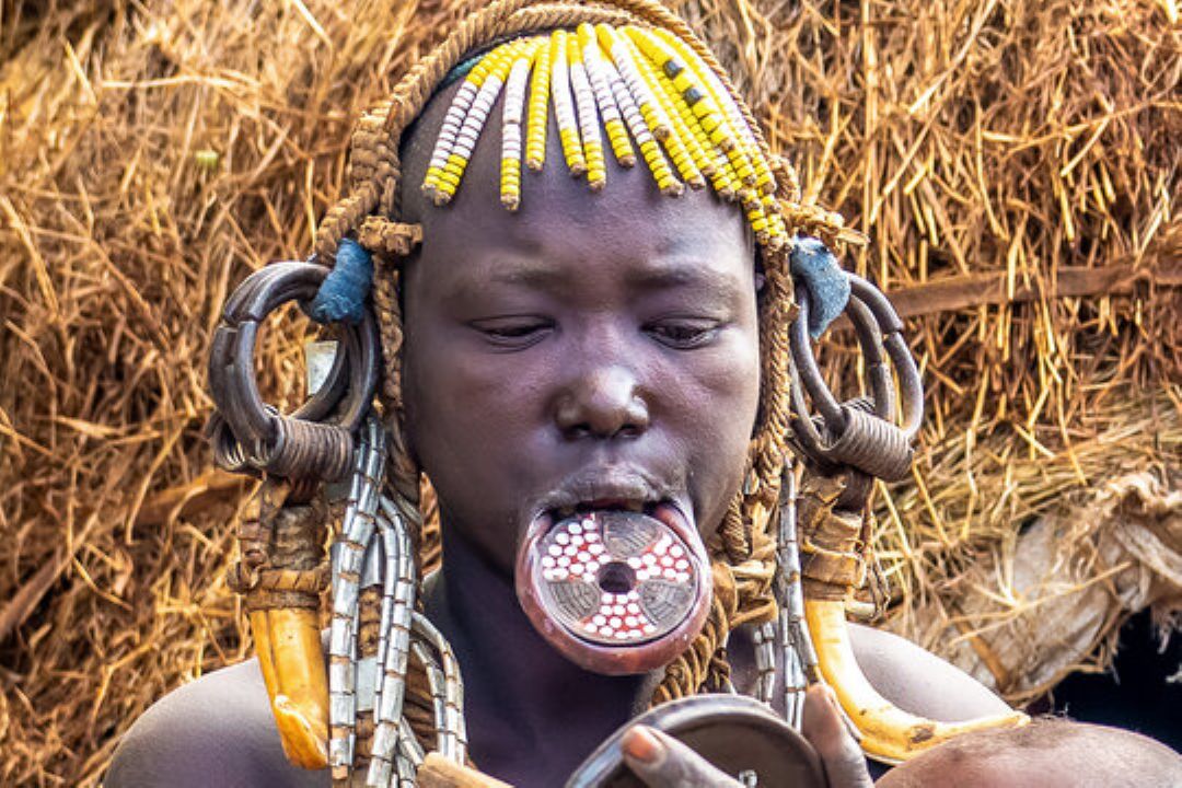 plate bibir suku mursi