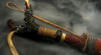 Mandau, Senjata Suku Dayak yang Penuh Filosofi dan Nilai Budaya