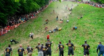 Serunya Festival Cheese Rolling di Inggris, Kejar-kejaran dengan Roda Keju dari Atas Bukit