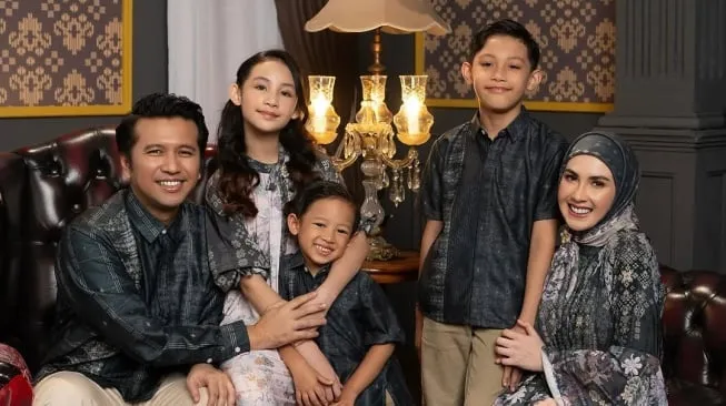 tradisi mengenakan baju baru