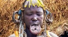 plate bibir suku mursi